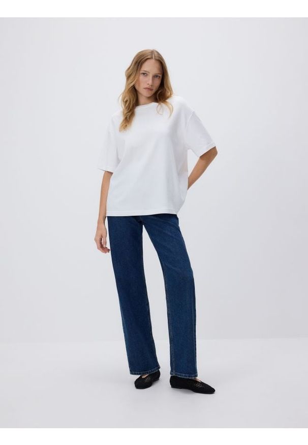 Reserved - T-shirt oversize z merceryzowanej bawełny - biały. Kolor: biały. Materiał: bawełna