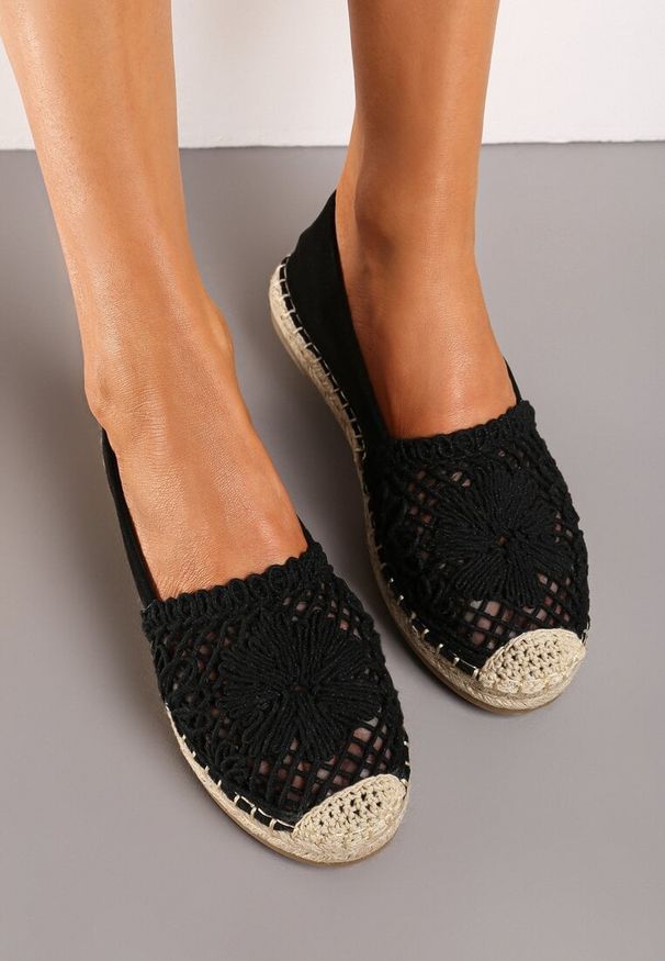Born2be - Czarne Espadryle na Płaskiej Plecionej Podeszwie z Ażurowym Noskiem Qianatia. Kolor: czarny. Materiał: len, jedwab, jeans. Wzór: ażurowy. Sezon: lato. Styl: elegancki