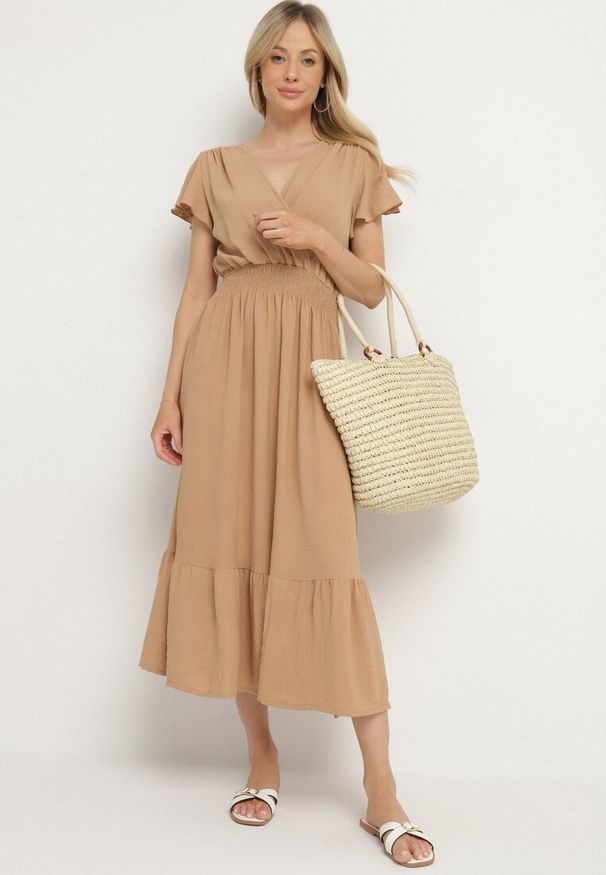 Born2be - Beżowa Sukienka o Rozkloszowanym Kroju z Kopertowym Dekoltem i Gumką w Talii Reiliana. Okazja: na imprezę, na co dzień. Typ kołnierza: dekolt kopertowy. Kolor: beżowy. Typ sukienki: kopertowe. Styl: casual, elegancki