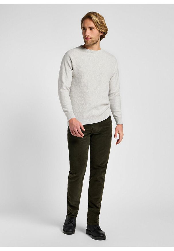 Lee - LEE MĘSKIE SPODNIE MATERIAŁOWE SZTRUKSOWE SZTRUKS DAREN ZIP FLY OLIVE NIGHT 112355816 L707016192