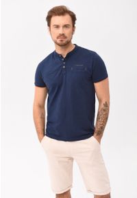 Volcano - Koszulka ze stójką T-COMBAT. Typ kołnierza: kołnierzyk stójkowy. Kolor: niebieski. Materiał: jeans, materiał, bawełna. Długość rękawa: krótki rękaw. Długość: krótkie. Wzór: kolorowy. Styl: klasyczny
