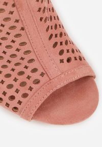 Born2be - Różowe Ażurowe Sandały na Obcasie ze Skórzaną Wkładką Linwena. Okazja: na spacer, na co dzień, na imprezę. Zapięcie: sprzączka. Kolor: różowy. Wzór: ażurowy. Materiał: skóra. Sezon: lato. Obcas: na obcasie. Styl: casual, klasyczny, boho. Wysokość obcasa: wysoki #3