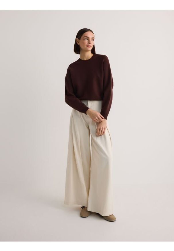 Reserved - Sweter regular z wiskozą - ciemnobrązowy. Kolor: brązowy. Materiał: wiskoza