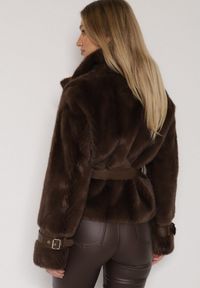 Born2be - Brązowa Futrzana Kurtka z Paskiem z Imitacji Skóry i Ozdobnymi Sprzączkami Oryss. Okazja: na co dzień. Kolor: brązowy. Materiał: futro, skóra. Styl: casual #7