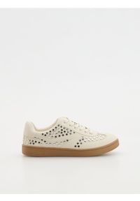 Reserved - Sneakersy z ozdobnymi ćwiekami - beżowy. Kolor: beżowy. Materiał: skóra