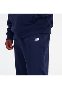 Spodnie męskie New Balance MP41519NNY – granatowe. Kolor: niebieski. Materiał: poliester, dresówka, bawełna. Wzór: haft #3