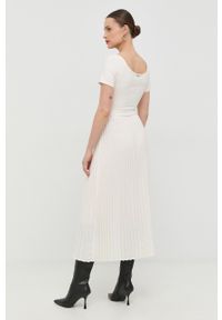 Guess sukienka kolor biały midi rozkloszowana. Kolor: beżowy. Materiał: tkanina, włókno, dzianina, materiał. Długość rękawa: krótki rękaw. Typ sukienki: rozkloszowane, plisowane. Długość: midi #2