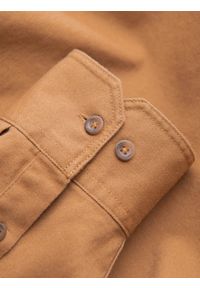 Ombre Clothing - Męska bawełniana koszula REGULAR FIT z kieszeniami zapinanymi na guziki - camel V2 - Rozmiar: M. Materiał: bawełna. Długość rękawa: długi rękaw. Długość: długie. Wzór: aplikacja #6