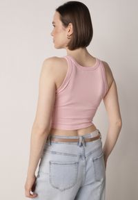 Born2be - Różowy Top z Prążkowanego Materiału Zitessa. Okazja: na co dzień. Kolor: różowy. Materiał: prążkowany, materiał. Długość rękawa: na ramiączkach. Styl: casual, klasyczny, elegancki #4