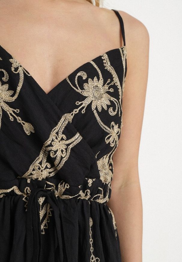 Born2be - Czarna Sukienka Boho z Wiskozy na Ramiączkach Zdobiona Metalicznym Haftem Saleriela. Okazja: na spacer, na co dzień. Kolor: czarny. Materiał: wiskoza. Długość rękawa: na ramiączkach. Wzór: aplikacja, haft. Typ sukienki: rozkloszowane. Styl: boho