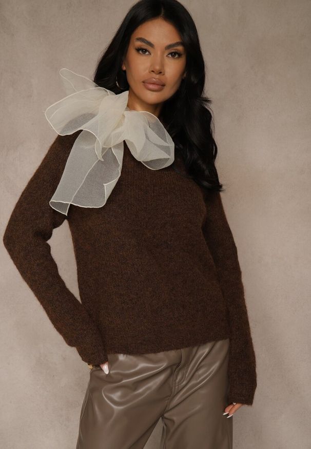 Renee - Brązowy Sweter z Dodatkiem Wełny Ozdobiony przy Szyi Wiązaniem Tusmele. Kolor: brązowy. Materiał: wełna. Wzór: aplikacja. Styl: elegancki