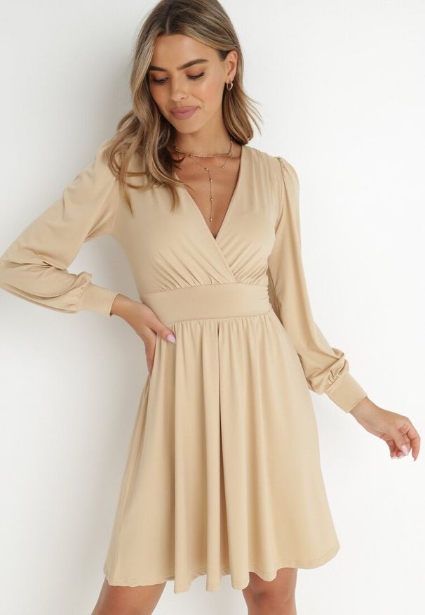 Born2be - Jasnobeżowa Sukienka Kopertowa Taliowana Maecenus. Okazja: na co dzień. Typ kołnierza: dekolt w serek. Kolor: beżowy. Materiał: wiskoza. Typ sukienki: kopertowe. Styl: casual, elegancki