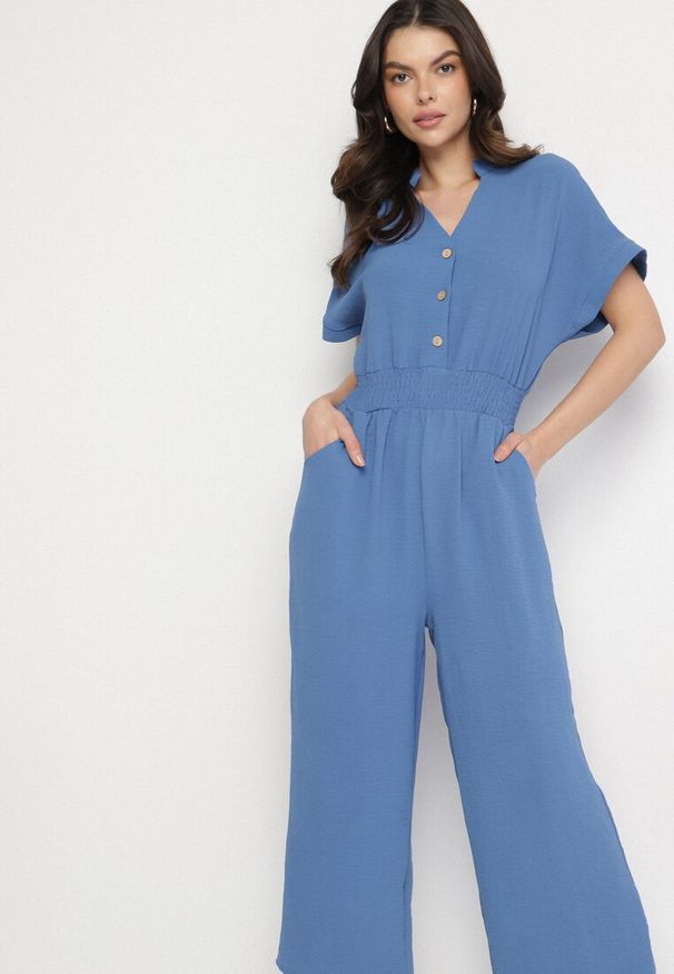 Born2be - Granatowy Kombinezon z Wiskozy z Gumką w Talii i Dekoltem w Serek z Guzikami Nisella. Okazja: na co dzień. Kolor: niebieski. Materiał: wiskoza. Długość rękawa: krótki rękaw. Długość: krótkie. Styl: elegancki, casual