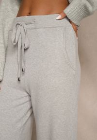 Renee - Szare Szerokie Spodnie Dzianinowe Ozdobione Sznurkami Meretusa. Okazja: na co dzień, do pracy, na spotkanie biznesowe. Stan: podwyższony. Kolor: szary. Materiał: dzianina. Wzór: aplikacja. Styl: biznesowy, klasyczny, casual #2