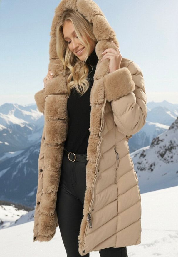 Born2be - Ciemnobeżowa Pikowana Kurtka Zimowa z Paskiem i Futerkowymi Obszyciami z Możliwością Odpięcia Hedirra. Okazja: na co dzień. Kolor: beżowy. Materiał: jeans, futro. Długość rękawa: długi rękaw. Długość: długie. Sezon: zima. Styl: casual, elegancki