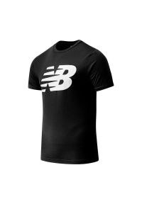 Koszulka New Balance MT03919BK - czarna. Kolor: czarny. Materiał: dresówka, bawełna, poliester. Długość rękawa: krótki rękaw. Długość: krótkie. Wzór: aplikacja