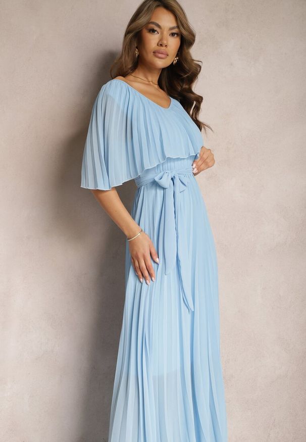 Renee - Niebieska Plisowana Sukienka z Gumką w Pasie z Falbaną Przy Dekolcie Drenia. Kolor: niebieski. Materiał: tkanina