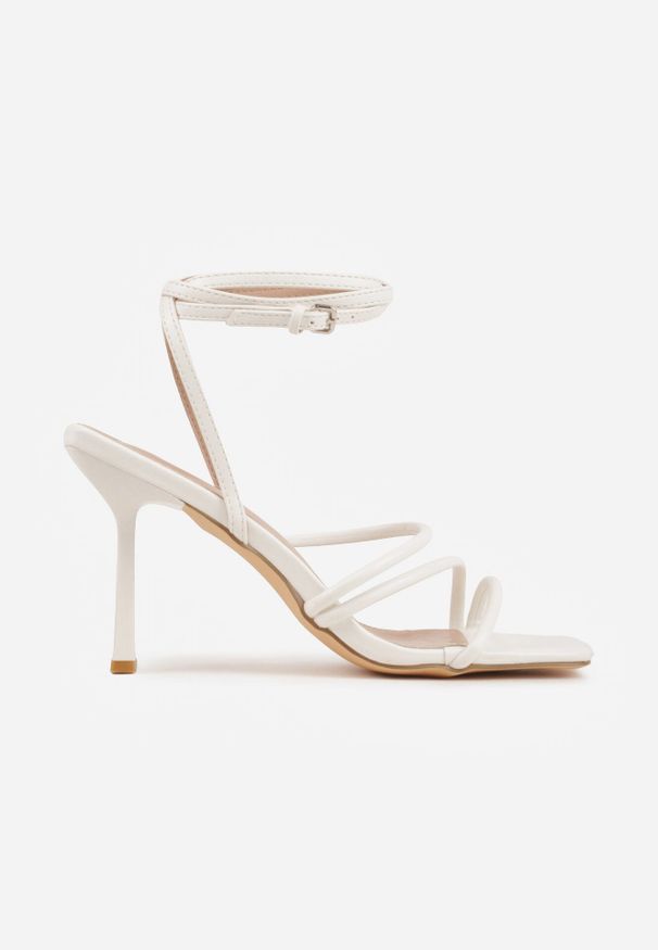 Born2be - Białe Sandały na Geometrycznej Szpilce z Kwadratowym Noskiem Maririn. Okazja: na co dzień. Zapięcie: sprzączka. Kolor: biały. Materiał: jeans. Wzór: geometria. Obcas: na szpilce. Styl: elegancki, casual