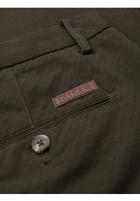Ombre Clothing - Męskie spodnie chino REGULAR FIT z delikatną strukturą – ciemnozielone V4. Okazja: na co dzień. Kolor: zielony. Materiał: tkanina, elastan, bawełna. Styl: klasyczny, casual #6