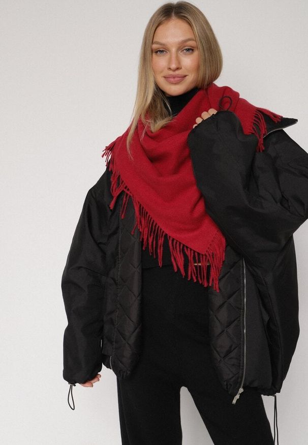 Born2be - Bordowy Trójkątny Szalik z Wiskozy i Bawełny z Frędzlami Vetirala. Okazja: na co dzień, do pracy, na spotkanie biznesowe. Kolor: czerwony. Materiał: bawełna, wiskoza. Styl: biznesowy, casual, elegancki