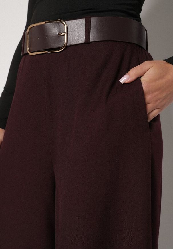 Born2be - Bordowe Bawełniane Szerokie Spodnie Garniturowe z Wysokim Stanem i Paskiem Tusamia. Okazja: na co dzień, na spotkanie biznesowe. Stan: podwyższony. Kolor: czerwony. Materiał: bawełna. Styl: klasyczny, casual, elegancki, biznesowy