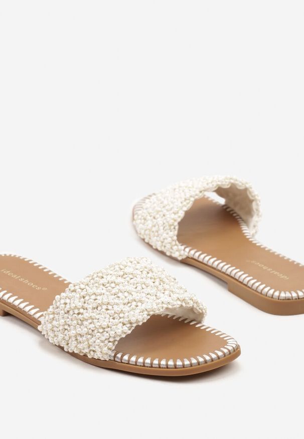 Born2be - Białe Klapki z Koralikami w Stylu Boho Sorea. Okazja: na co dzień, na spacer. Kolor: biały. Wzór: aplikacja. Sezon: lato. Obcas: na obcasie. Styl: boho. Wysokość obcasa: niski