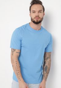 Born2be - Jasnoniebieska Casual Koszulka T-shirt z Bawełny Ikesse. Okazja: na co dzień. Kolor: niebieski. Materiał: bawełna. Styl: casual