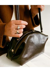BALAGAN - Ciemnobrązowa torebka Hug Bag L. Kolor: brązowy. Styl: wizytowy, retro, klasyczny, casual, vintage. Rodzaj torebki: na ramię #3