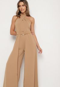 Born2be - Ciemnobeżowy Koktajlowy Kombinezon Wiązany na Szyję z Paskiem Melafela. Okazja: na imprezę. Kolor: beżowy. Materiał: materiał. Styl: wizytowy #5