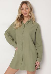 Born2be - Ciemnozielona Klasyczna Koszula o Kroju Oversize Maronira. Okazja: na co dzień. Typ kołnierza: kołnierzyk klasyczny. Kolor: zielony. Materiał: jeans. Styl: klasyczny #3