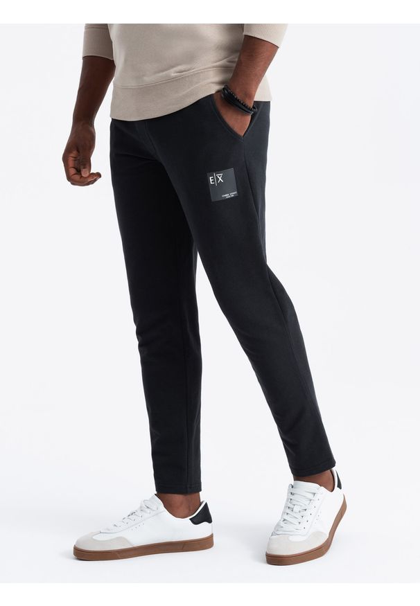 Ombre Clothing - Męskie spodnie dresowe z logotypem – czarne V1 OM-PASK-0167 - XXL. Kolor: czarny. Materiał: dresówka. Wzór: jednolity, nadruk. Styl: elegancki