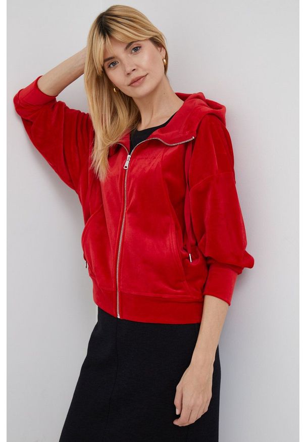 DKNY - Dkny bluza damska kolor czerwony z kapturem z aplikacją. Typ kołnierza: kaptur. Kolor: czerwony. Wzór: aplikacja