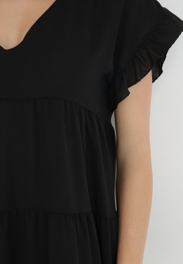 Born2be - Czarna Sukienka Clymale. Kolekcja: plus size. Kolor: czarny. Długość rękawa: krótki rękaw. Wzór: aplikacja. Typ sukienki: dla puszystych. Styl: klasyczny, elegancki. Długość: midi
