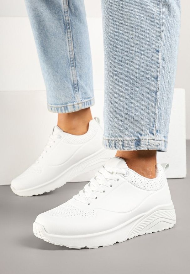Renee - Białe Sneakersy z Tłoczoną Cholewką Ulithrena. Okazja: na co dzień. Kolor: biały. Materiał: jeans. Szerokość cholewki: normalna