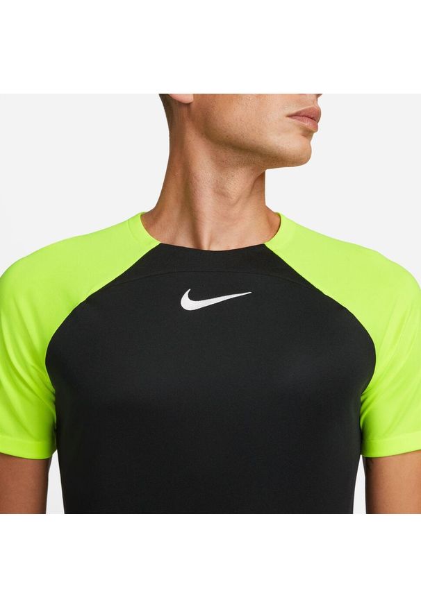 Koszulka piłkarska męska Nike Drifit Adacemy Pro. Kolor: czarny, żółty, wielokolorowy. Długość rękawa: krótki rękaw. Długość: krótkie. Sport: piłka nożna