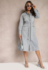 Renee - Jasnoniebieska Bawełniana Sukienka Jeansowa o Koszulowym Fasonie z Paskiem i Kieszeniami Dettia. Kolor: niebieski. Materiał: bawełna, jeans. Typ sukienki: koszulowe