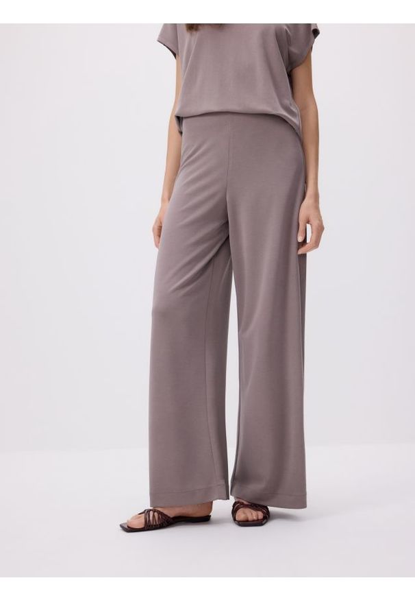 Reserved - Spodnie z modalem - brązowy. Kolor: brązowy. Materiał: dzianina