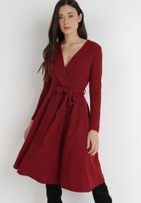 Born2be - Bordowa Sukienka Therinore. Kolor: czerwony. Materiał: bawełna, dzianina. Typ sukienki: kopertowe. Styl: elegancki. Długość: midi