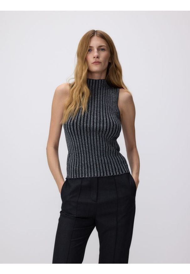 Reserved - Prążkowany top z wiskozą - ciemnoszary. Kolor: szary. Materiał: wiskoza, prążkowany