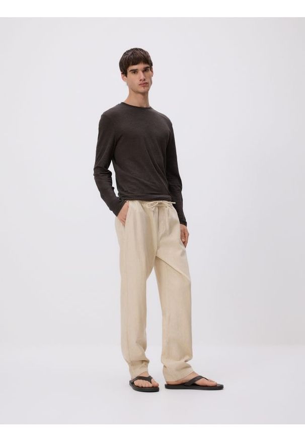 Reserved - Spodnie jogger z lnem - beżowy. Kolor: beżowy. Materiał: len