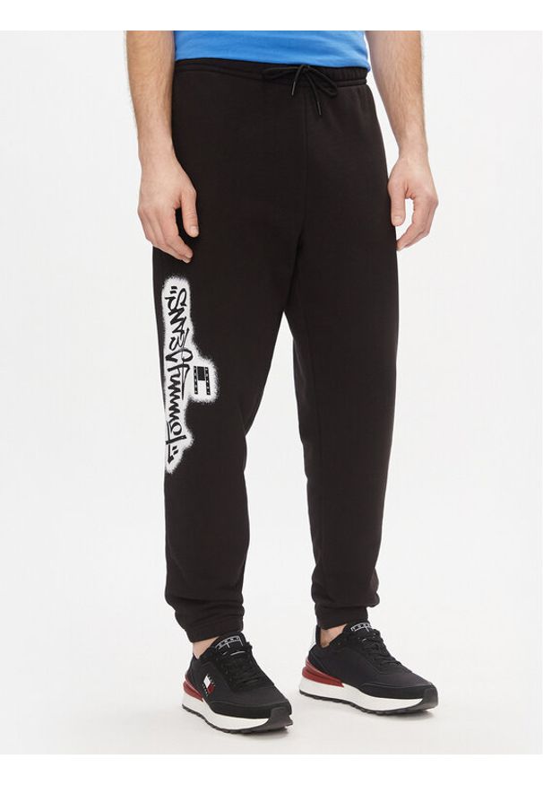 Tommy Jeans Spodnie dresowe Tjm Reg Tommy Spray Sweatpant DM0DM18376 Czarny Regular Fit. Kolor: czarny. Materiał: bawełna, syntetyk