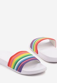 Renee - Białe Klapki Ozdobione Tęczą Galaria. Okazja: na plażę, na co dzień. Kolor: biały. Wzór: aplikacja. Sezon: lato. Styl: casual, elegancki #3