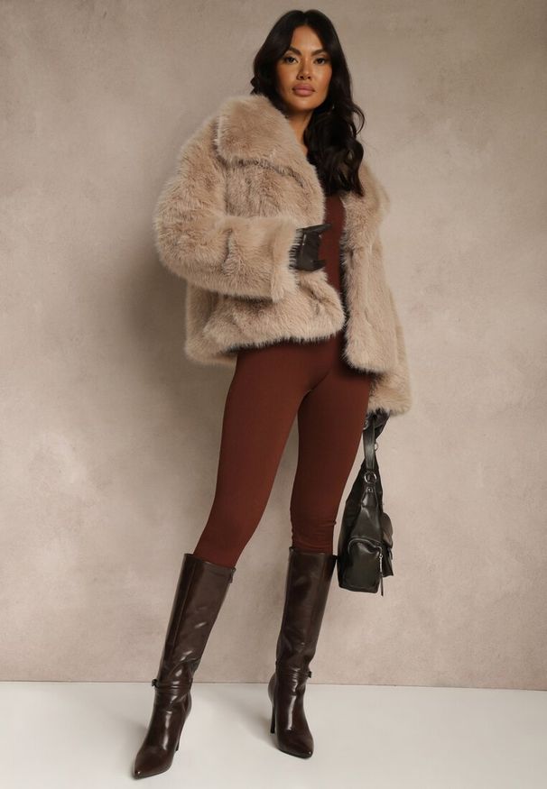 Renee - Beżowa Kurtka Futerko o Jednorzędowym Kroju z Szerokim Kołnierzem Dezile. Kolor: beżowy. Materiał: futro. Styl: klasyczny