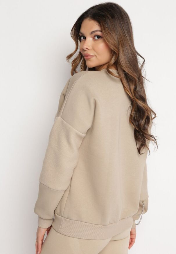 Born2be - Beżowa Bluza z Ozdobnym Łańcuszkiem Letonia. Typ kołnierza: bez kaptura. Kolor: beżowy. Materiał: bawełna, tkanina. Wzór: aplikacja