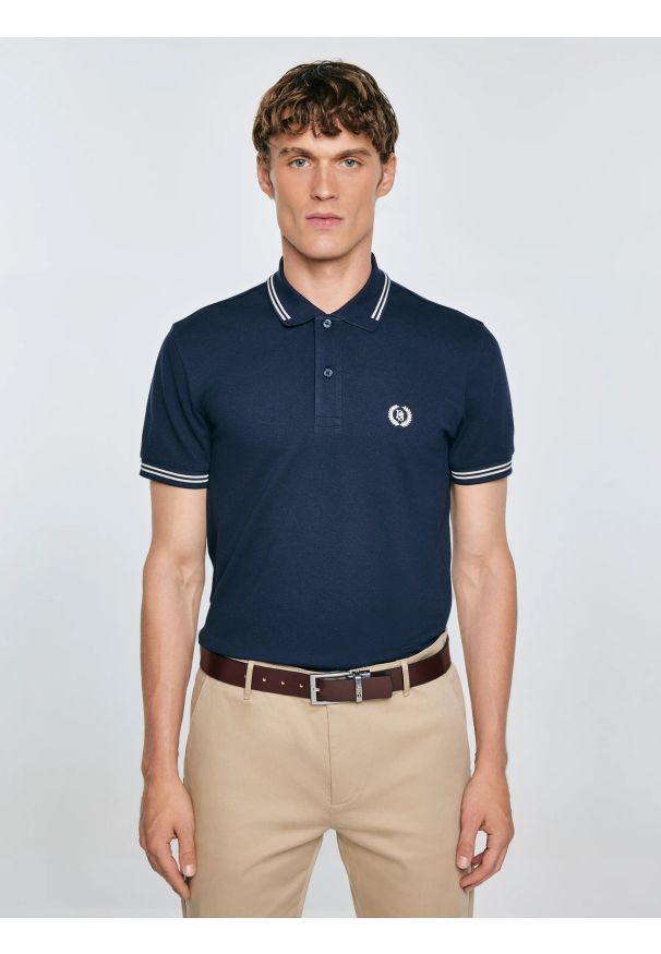 Big-Star - Koszulka męska polo granatowa Poller 403. Okazja: na co dzień. Typ kołnierza: polo. Kolor: niebieski. Materiał: jeans, materiał, dzianina. Wzór: ze splotem, haft, aplikacja. Styl: sportowy, casual