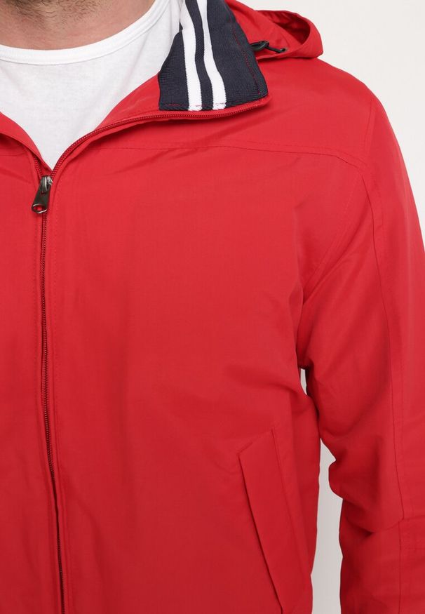 Born2be - Czerwona Kurtka z Kapturem Chowanym w Stójce i Kieszeniami Naienna. Typ kołnierza: kaptur, kołnierzyk stójkowy. Kolor: czerwony. Materiał: tkanina