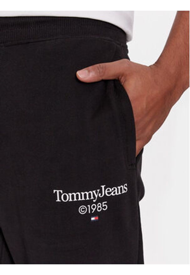 Tommy Jeans Spodnie dresowe Entry DM0DM18935 Czarny Slim Fit. Kolor: czarny. Materiał: bawełna