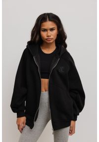 Marsala - Bluza typu oversize z HAFTEM, w kolorze TOTALLY BLACK- DALLAS. Typ kołnierza: kaptur. Materiał: dzianina, bawełna, poliester. Wzór: haft. Styl: sportowy