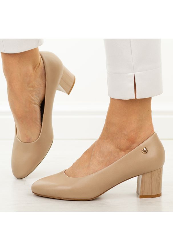 Coffee czółenka damskie na obcasie Sergio Leone Pb404. Okazja: na co dzień, do pracy. Nosek buta: okrągły. Materiał: skóra. Sezon: wiosna, lato, jesień. Obcas: na obcasie. Styl: casual, klasyczny, elegancki. Wysokość obcasa: średni