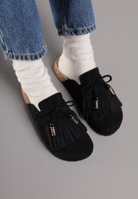 Born2be - Czarne Klapki Mule z Imitacji Zamszu Zdobione Koralikami i Frędzlami Elwedena. Kolor: czarny. Materiał: zamsz. Wzór: aplikacja. Styl: klasyczny, elegancki, boho #5